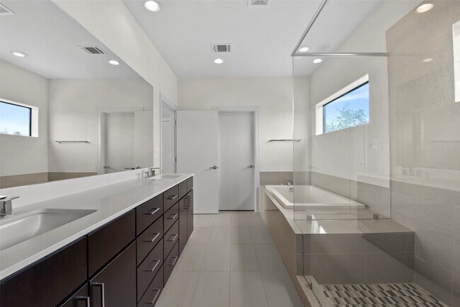 Building Photo - 2109 Winbern St