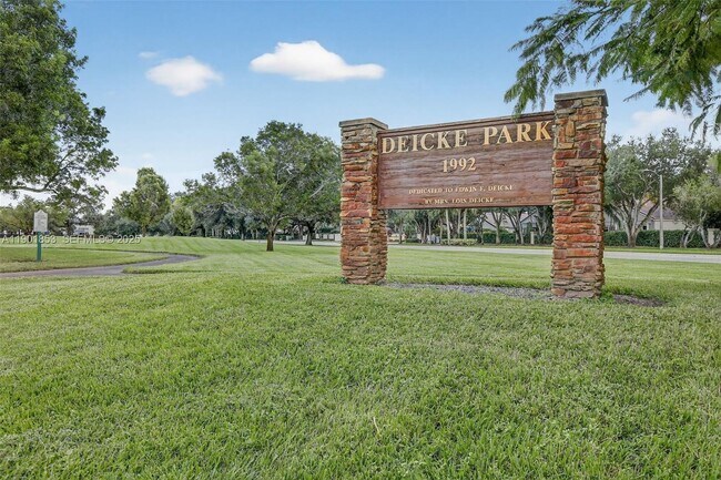 Building Photo - 1002 NW 105th Ave