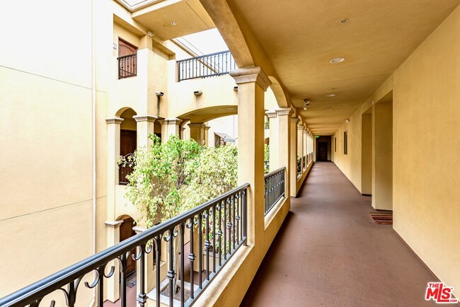 Building Photo - 5037 Rosewood Ave