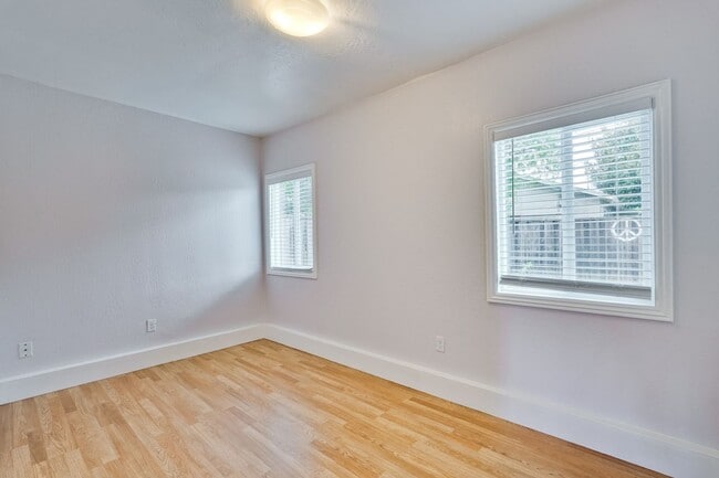 Building Photo - Private ADU with Fenced Yard, Indoor Laund...