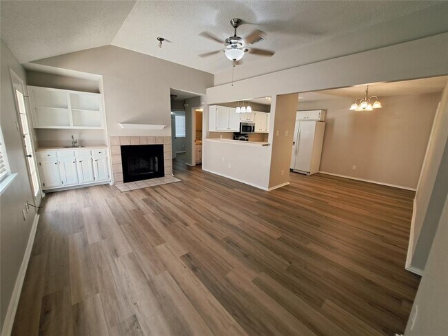 Building Photo - 840 Topaz Ln