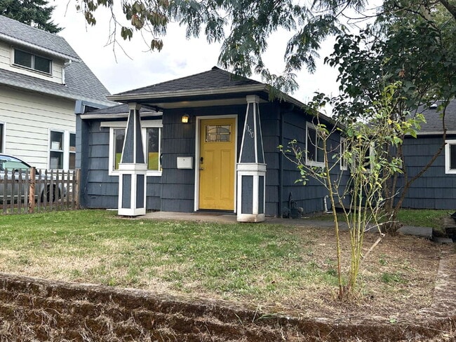 Building Photo - Portland Bungalow, Near Park, Easy Freeway Access