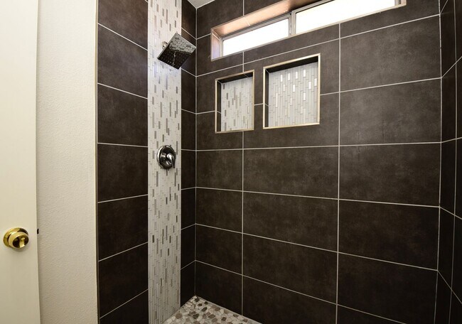 Building Photo - Charming 3-Bedroom, 2.5-Bath Two-Story Hom...