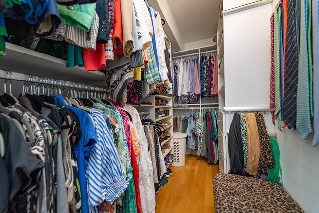 Building Photo - 880 E 2nd St