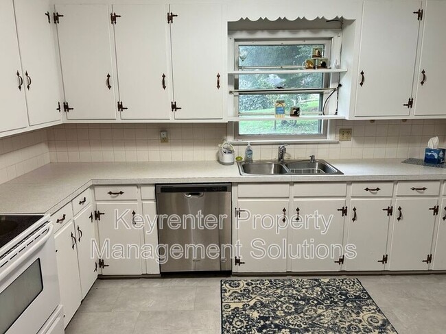 Building Photo - 2212 Third St.