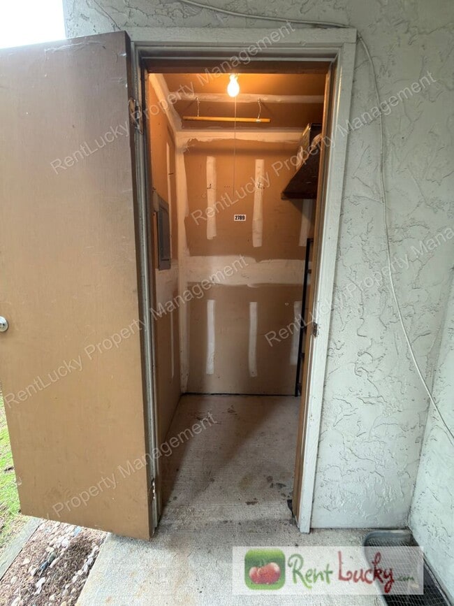 Building Photo - NEW Pricing! Amazing 1 Bedroom Kirkland Condo! Covered Parking and Outdoor Storage!
