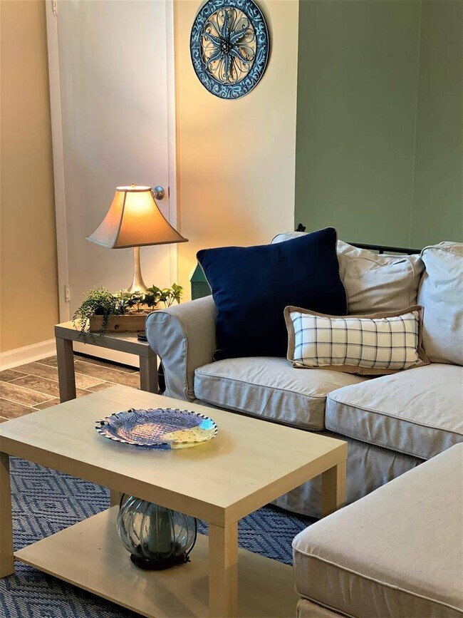 Building Photo - 714 Rosedale St