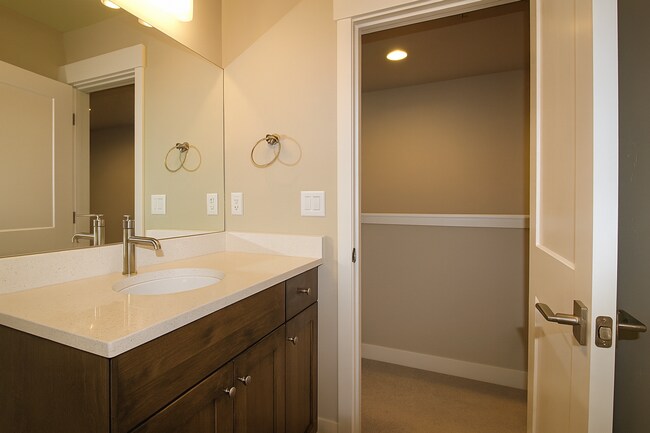 Building Photo - Adorable 2x2 with easy access to the river trails, and option to have all utilities included!