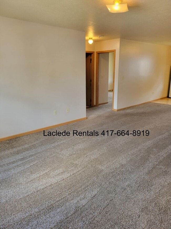 Building Photo - 2 BEDROOM 1 BATHROOM APARTMENT FOR RENT