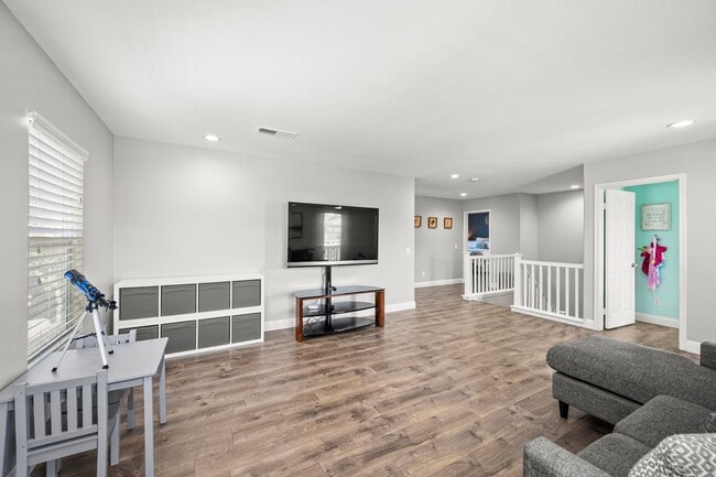 Building Photo - Gorgeous Eastlake Townhome!