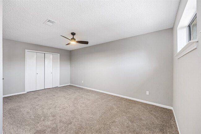 Building Photo - 13852 Hollowgreen Dr