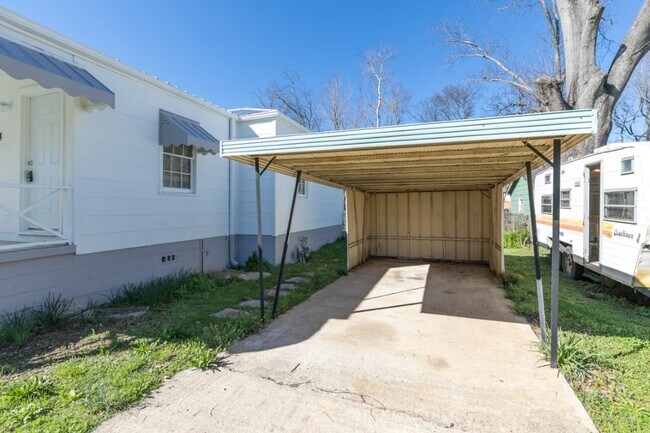 Building Photo - Charming 3BR/1.5BA in Sought-After Pleasan...