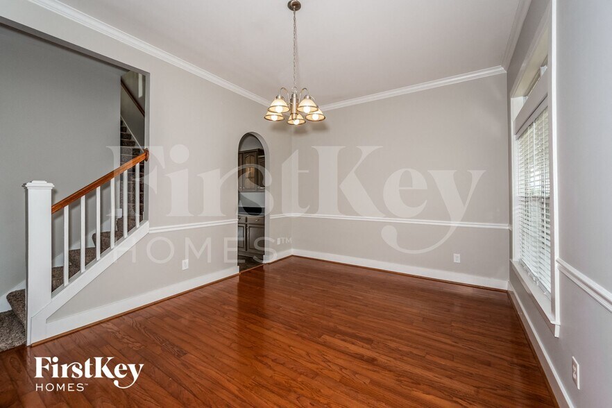 Building Photo - 4598 Clubview Dr