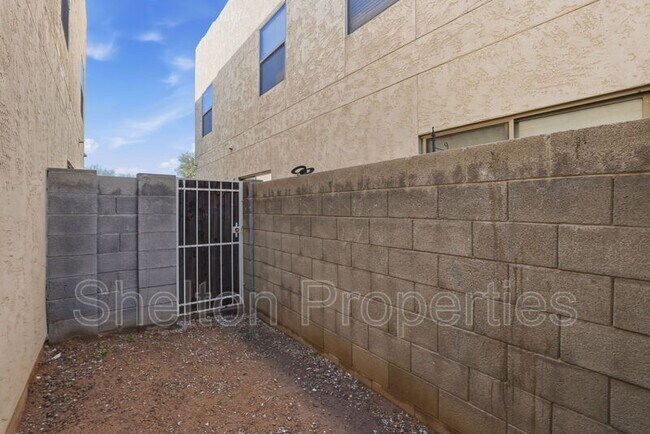 Building Photo - 15818 N 25th St