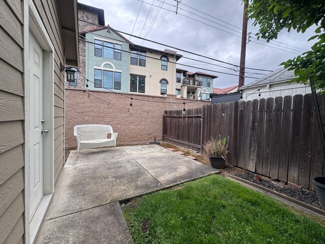 Building Photo - 562 Lagomarsino Way