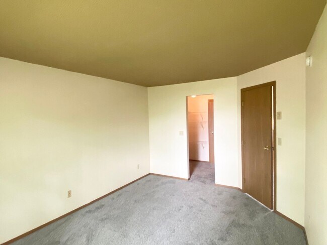 Building Photo - 3 bedroom, 2 bath Townhome located in Sout...