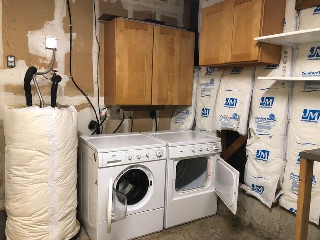 Building Photo - CUTE House with fenced yard & AIR-CONDITIONING in Lynnwood/N Bothell area