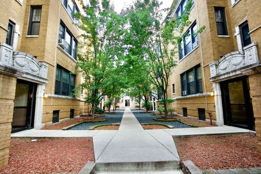 Primary Photo - 7235 W Barry Ave