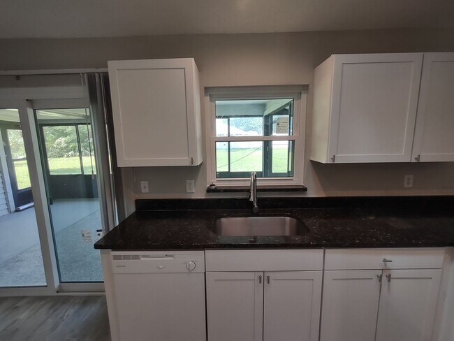 Building Photo - Indian Trails 3 Bedroom 2 Bath!