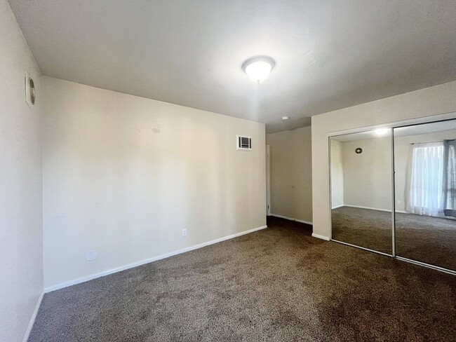 Building Photo - Spacious 3 bed 2 bath Condo on Telegraph C...