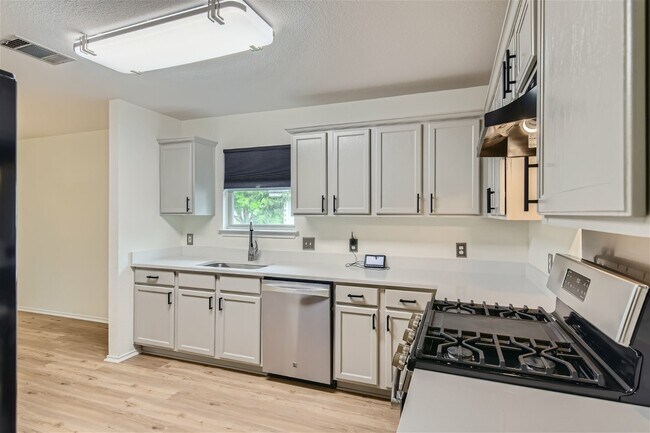 Building Photo - 6937 Sabrina Dr