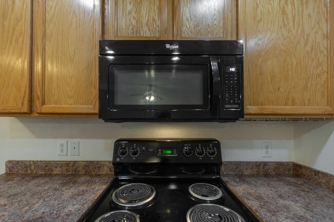 Building Photo - Hidden Valley Townhome For Rent!