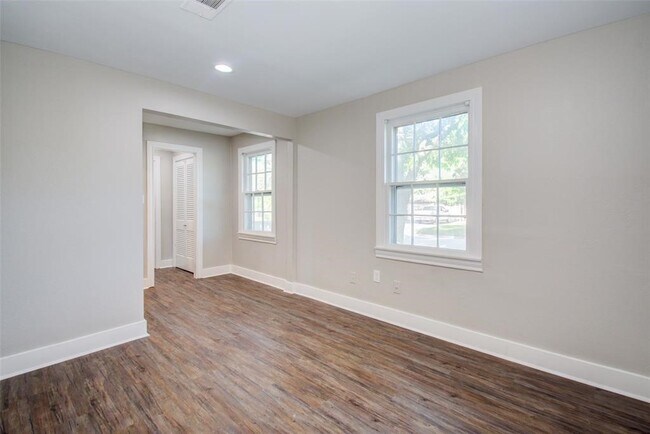 Building Photo - 417 Sue St