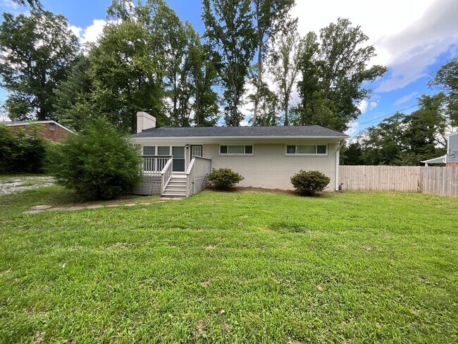 Building Photo - 4026 Sedgewood Ln