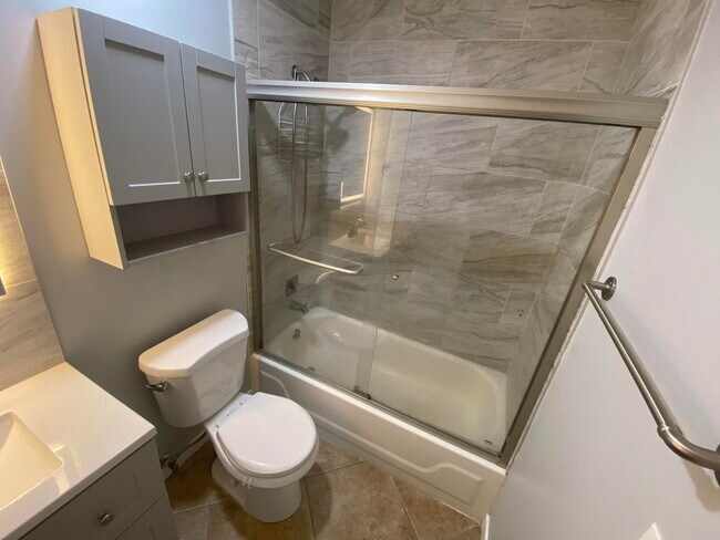 Building Photo - 1104 NE 3rd Ave