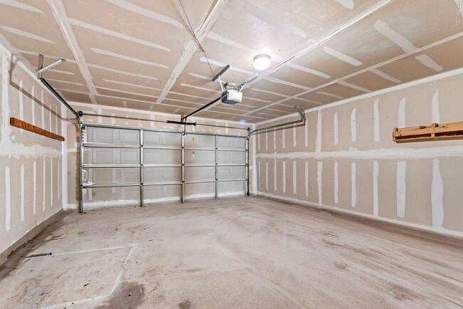 Building Photo - 525 Meadow Park Dr