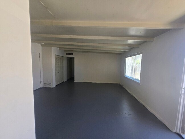 Building Photo - 540 S Mountain View Dr