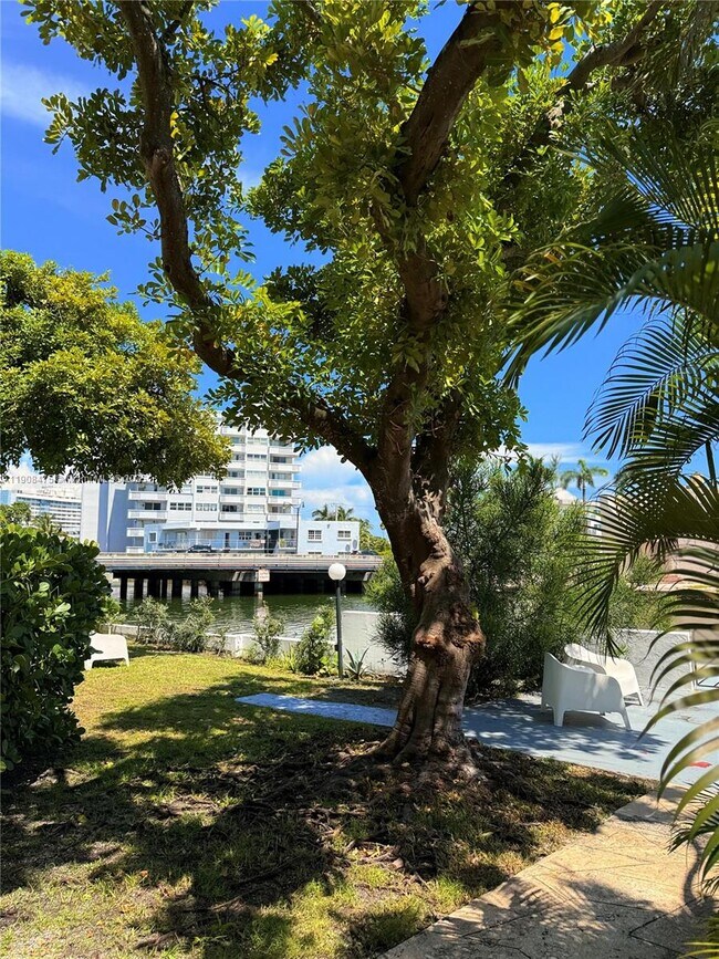 Building Photo - 6941 Bay Dr