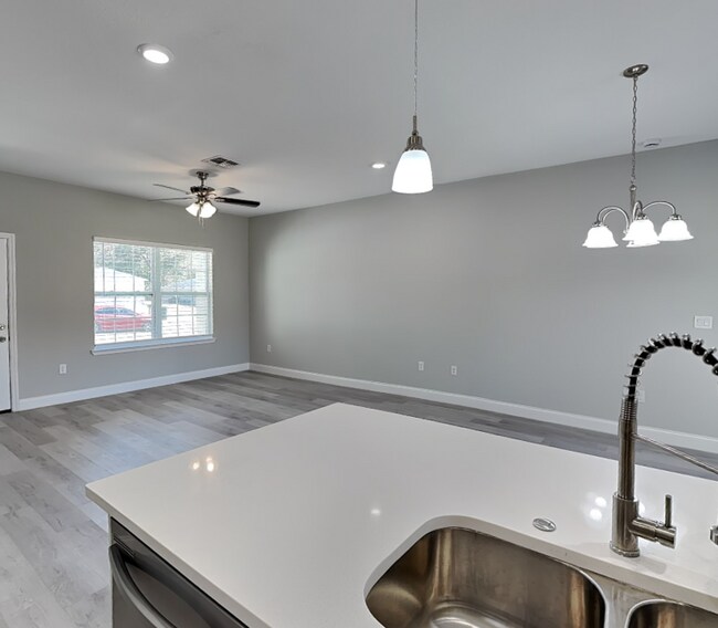 Building Photo - 8512 N Merrimac Way