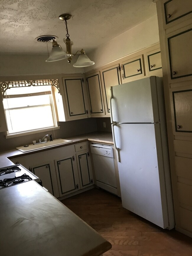 Building Photo - Beautiful Home! Perfect location