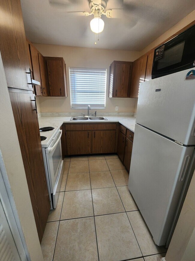 Building Photo - Prime Location for a great price!