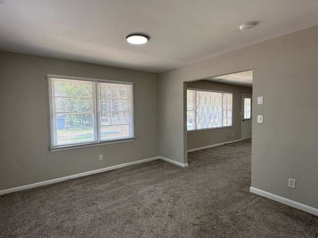 Building Photo - 3 Bedroom, 1 Bath Updated Home so very close to Ft Bragg!!