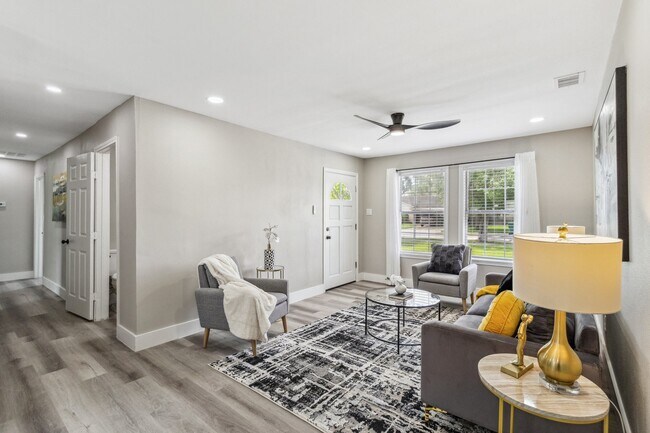 Building Photo - 1000 W Thomas Ave