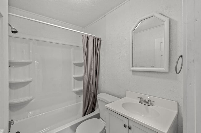 Building Photo - Stunning 2 bedroom home in North Braddock ...