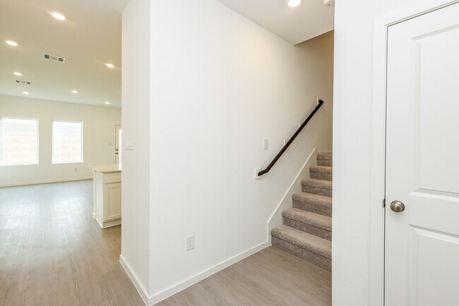 Building Photo - 2135 Salinas Dr