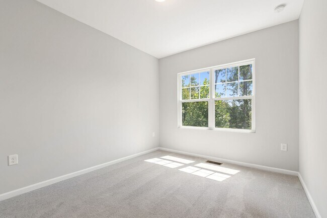 Building Photo - Serene Cul-de-Sac Retreat: 3BR Hillsboroug...