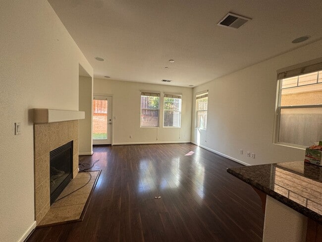 Building Photo - Gorgeous 4 Bedroom Home! Close to Great Schools & Parks