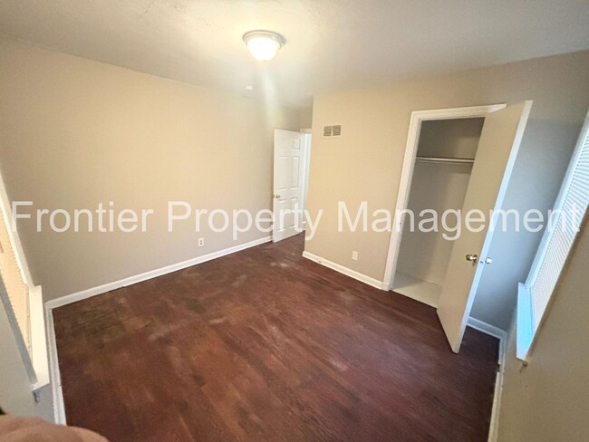 Building Photo - Available Now! Spacious Two Bedroom Home w...