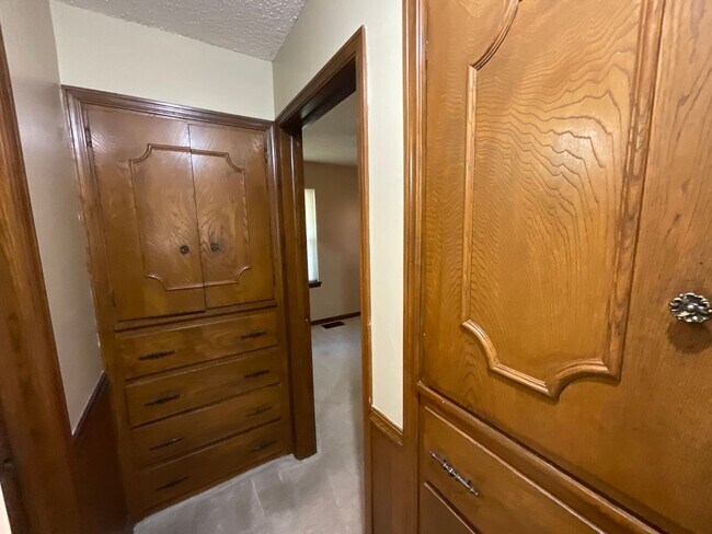 Building Photo - Spacious 3 bed, 1 1/2 bath, 1 car garage with carport