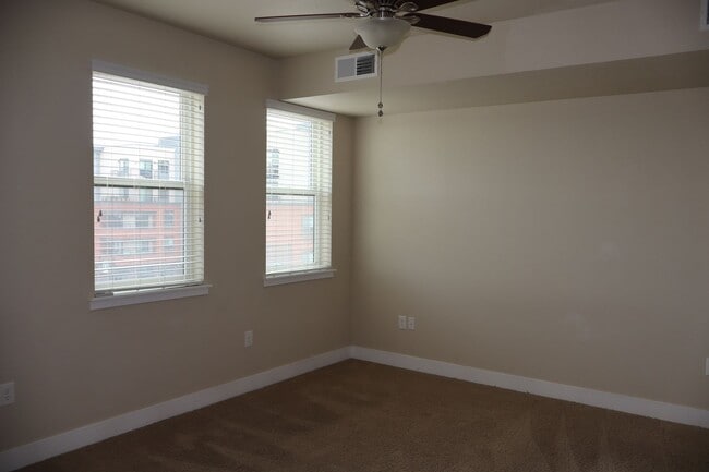 Building Photo - Modern Condo Near Old Town Charm + $200 Mo...