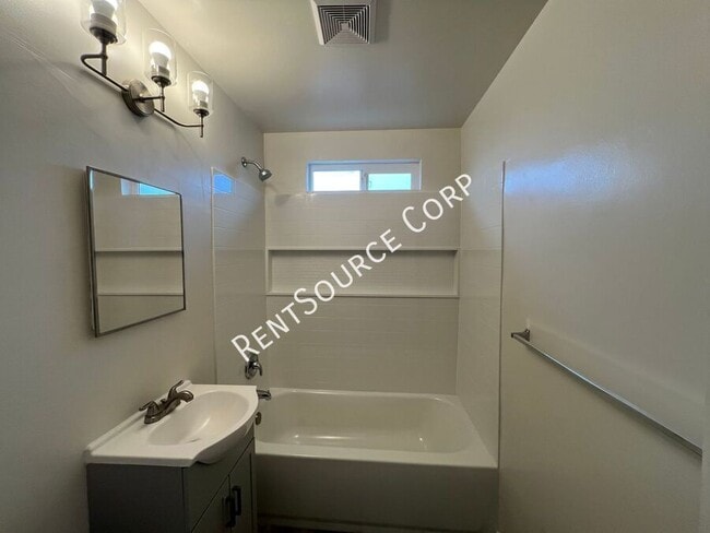 Building Photo - 650 Muriel Dr