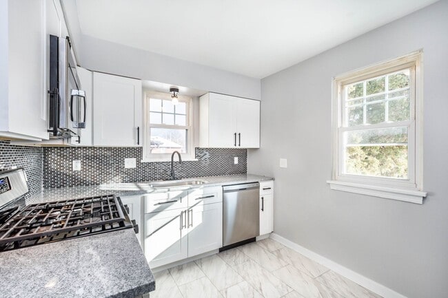 Building Photo - Charming 4 bedroom home in Pittsburgh avai...