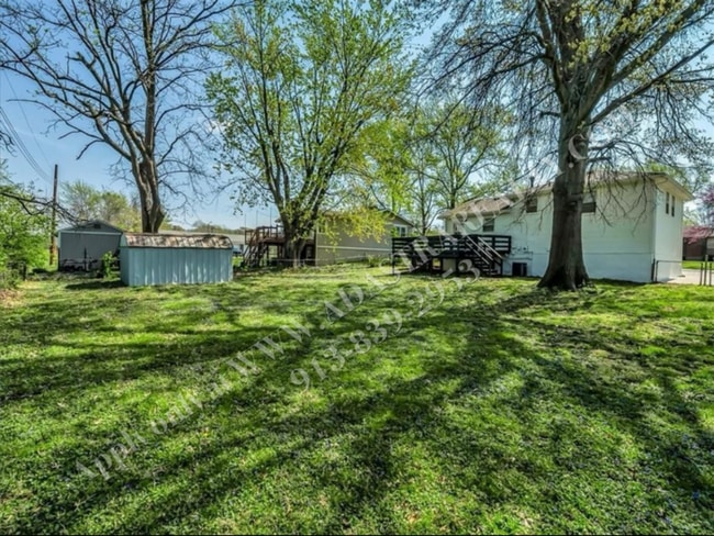 Building Photo - Updated 4 Bed 2 Bath Home in Lees Summit-A...