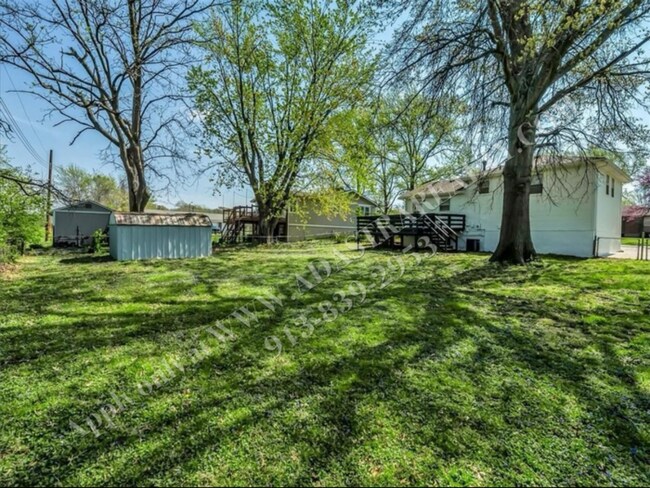 Building Photo - Updated 4 Bed 2 Bath Home in Lees Summit-C...