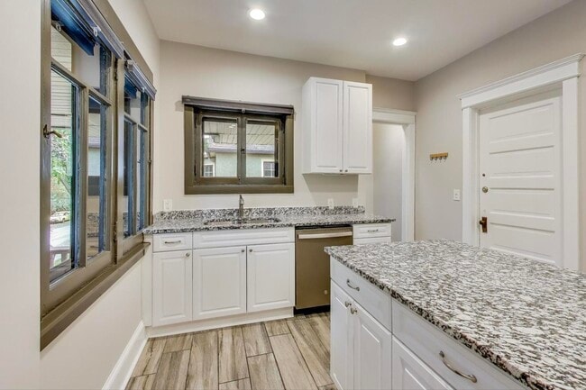 Building Photo - 1601 W Touhy Ave