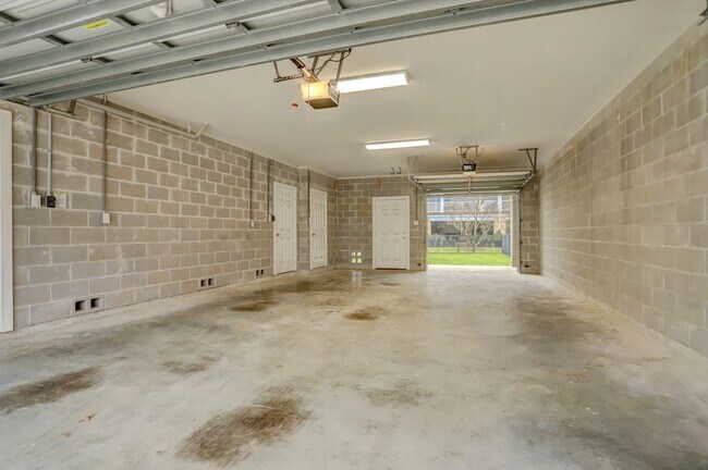 Building Photo - 2714 Veranda Falls